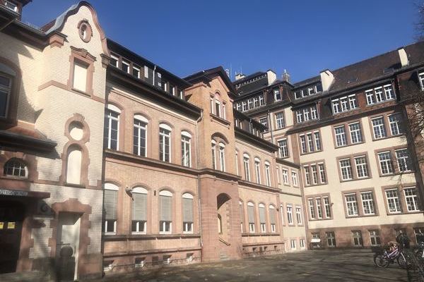 Die Rückseite zur Neckarstraße mit Fahrradhof. Links ist die Stadtbibliothek, Zweigstelle Feudenheim untergebracht.