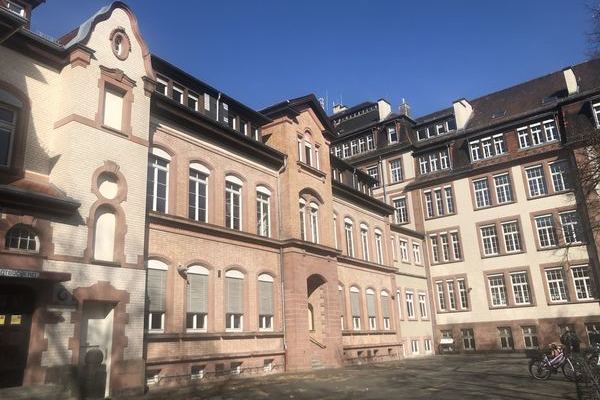 Die Rckseite zur Neckarstrae mit Fahrradhof. Links ist die Stadtbibliothek, Zweigstelle Feudenheim untergebracht.